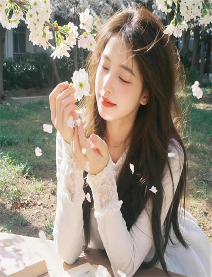 专业解读：《花儿朵朵》的情感表达与人性探索——艺术与技术的完美结合